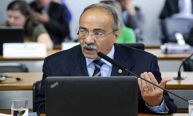 Senador flagrado pela PF com dinheiro entocado na cueca explica o que aconteceu